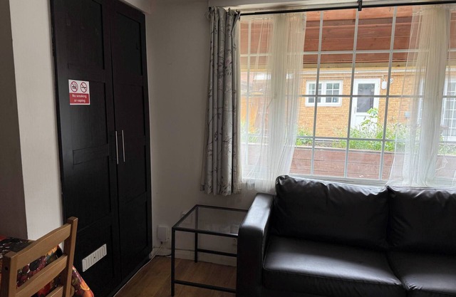 Serene Uxbridge Retreat with Central Heating & Free Parking