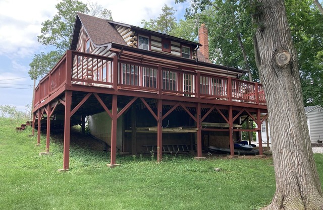 Serene waterfront Log cabin home close to Gettysburg Kayak, fishing and deck