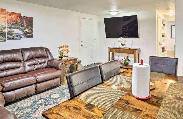 Serene Woodburn Hideaway: Deck w/ Mtn Views!