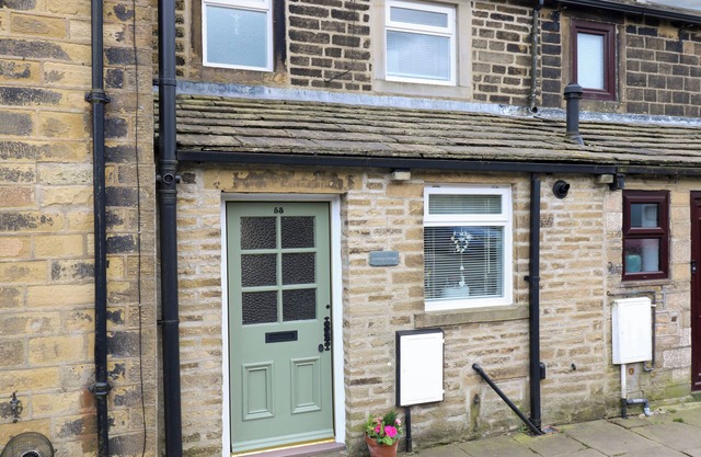 SERENITY COTTAGE, character holiday cottage in Oxenhope
