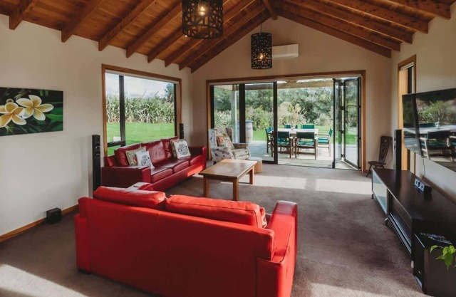 Serenity Lodge with River Views