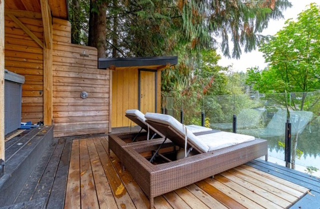 Serenity on the Shore: 1-Acre Lakefront Getaway