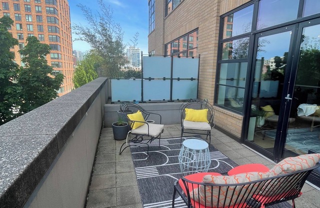 Serenity Pearl: West-Facing private terrace, garden, Roomba, Roku TV, parking