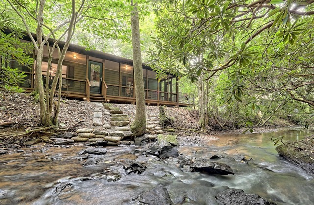 “Serenity Wow!” Cabin on the Creek Close to Town