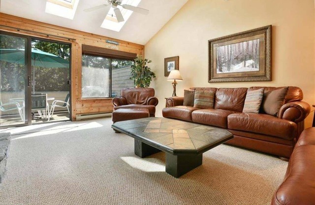 Seven Springs 2 Bedrooms Premium Condo, fireplace and a view by RedAwning