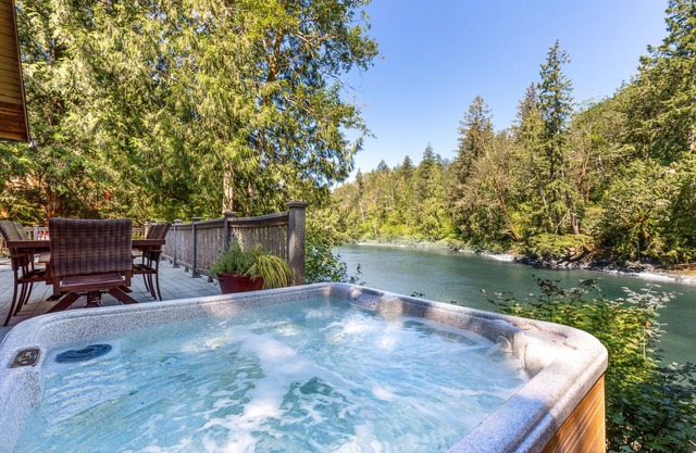 Seventh Heaven - Stunning views, beach and swimming w/hot tub at Stevens Pass