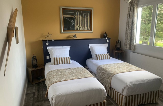 Sganarelle-Twin room-Comfort-Private Bathroom-Park view