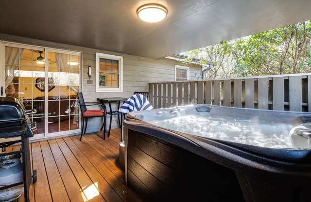 SGL-LVL | Hot Tub | Fireplace | EV Charger | Grill