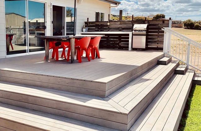 Shackleton-Walking distance to beach!