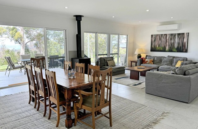 Shadforth Rise: Peaceful modern haven, Inlet views