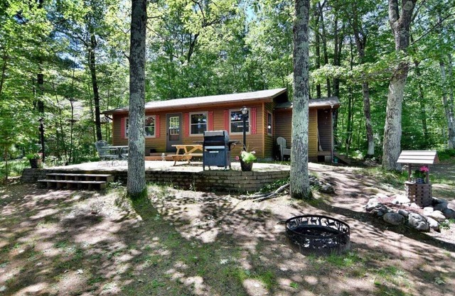 Shady Oaks Cottage on Busky Bay of the Pike Chain of Lakes Iron River, WI