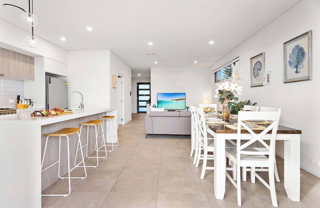 Shallows Coastal Retreat - Walk to Beach