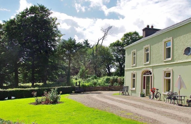 Shannon View 3-Bed Farm House with Private Parking