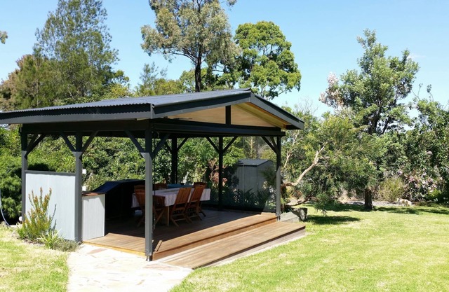 She-oak Cottage - Stroll to the beach