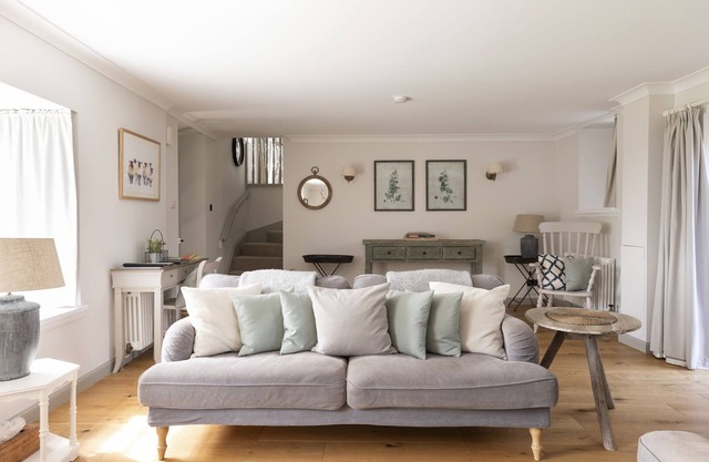 Shepherds Cottage, Pentland Hills - sleeps 4 guests in 2 bedrooms
