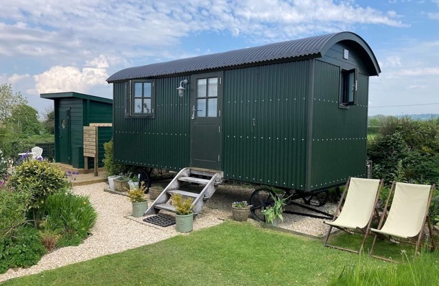 Shepherds Hut & Swedish Sauna - Countryside View