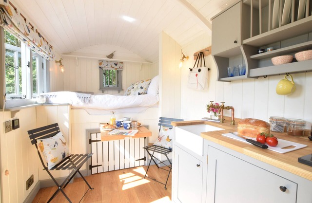 SHEPHERDS PIGHTLE, pet friendly, with open fire in Hollesley