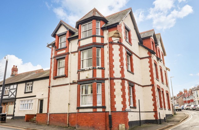 SHIP INN, pet friendly, character holiday cottage in Old Colwyn