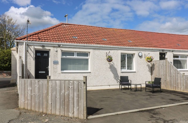SHORE VIEW, pet friendly, country holiday cottage in Kinghorn