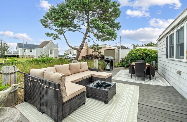Shoreline Retreat Ocean Views Walk to Beach AC