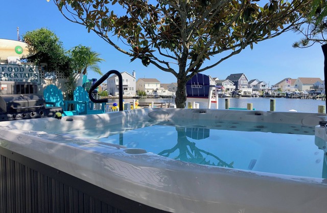 Shorely Waterfront Private 'mini-resort' XL 2ndFl 2/3 br 2.5 bth w Jacuzzi