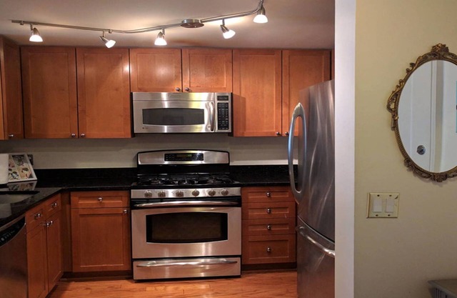 Short term luxury condo in DT of Silver Spring near Red Line & Amenities