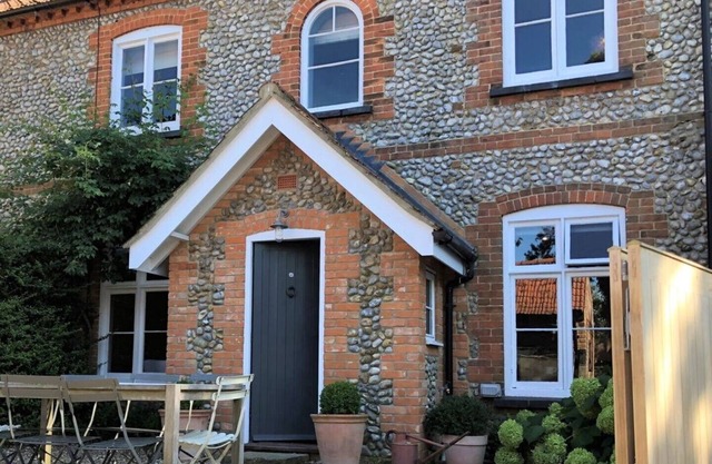 Short walk to Holt - lovely cottage with annexe, parking & private lawned garden