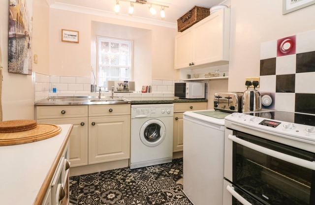 SHORTBREAD COTTAGE, pet friendly, with a garden in Newburgh, Fife
