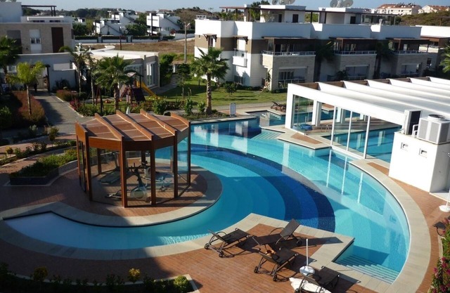 Side, 3-room apartment with pool area (in&out) & balcony, long stays welcome