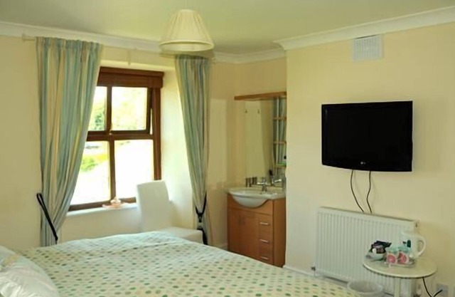 Side Room is a Double/Twin with a private bathroom