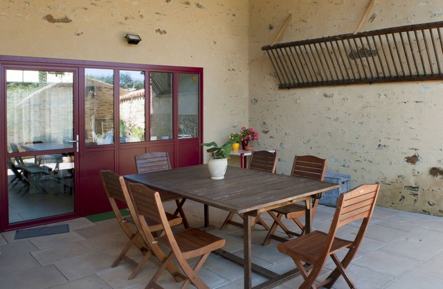 Side yard, side garden