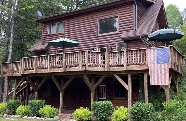 Sidell's Sturgeon River Log Cabin - Bonfire Pit, WiFi, Biking Trails, Rafting