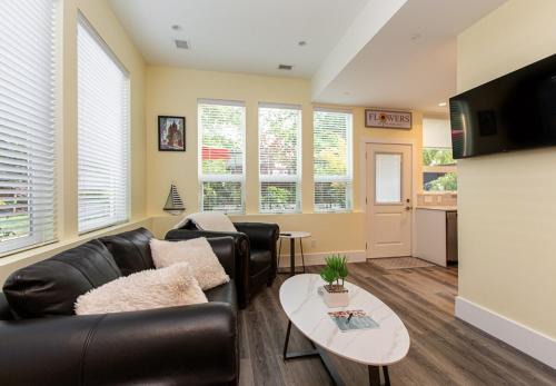 Sidney Solace 1BR Suite Minutes from Waterfront