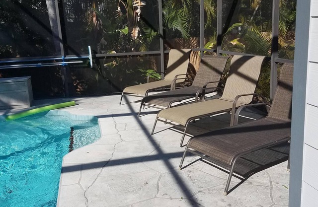 Siesta Key 2B 2 bath with Heated Pool! Sleeps 6 ! Relaxation & Sunshine!