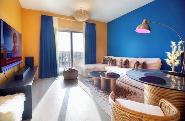 Silk Valley - Luxury 2 Bedrooms with beautiful lake view in Yas Island