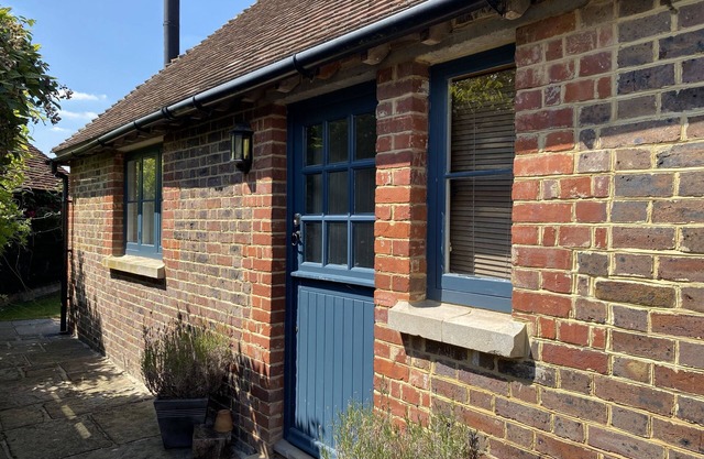 Silver Cottage, Hunton. Beautiful, secluded cottage. Idyllic Location. Parking