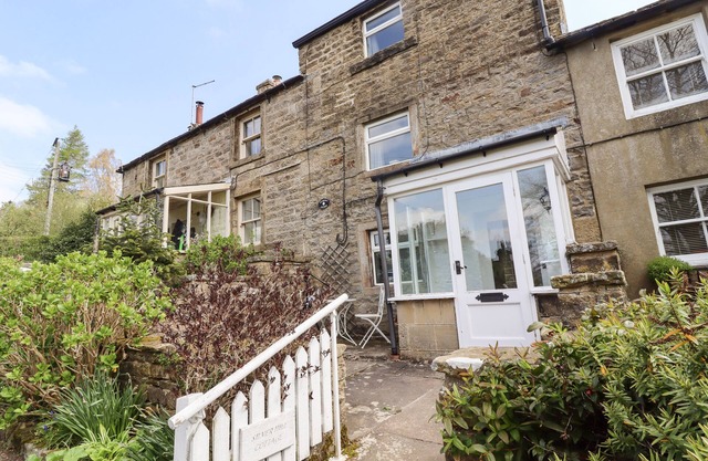 SILVER HILL COTTAGE, character holiday cottage in Pateley Bridge