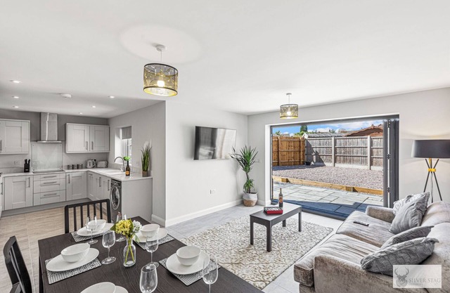 Silver Stag, Glamorous 5 BR House