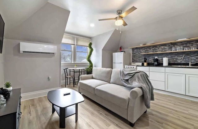 Simple and Clean One Bedroom Apt in Highland Park