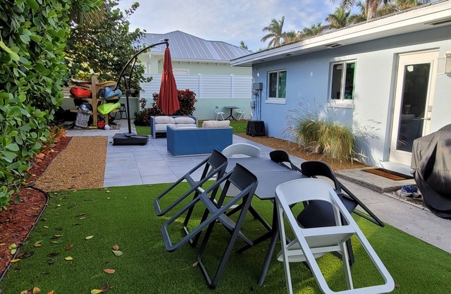 Singer Island 2 bedroom w/free parking- no stairs (South unit)