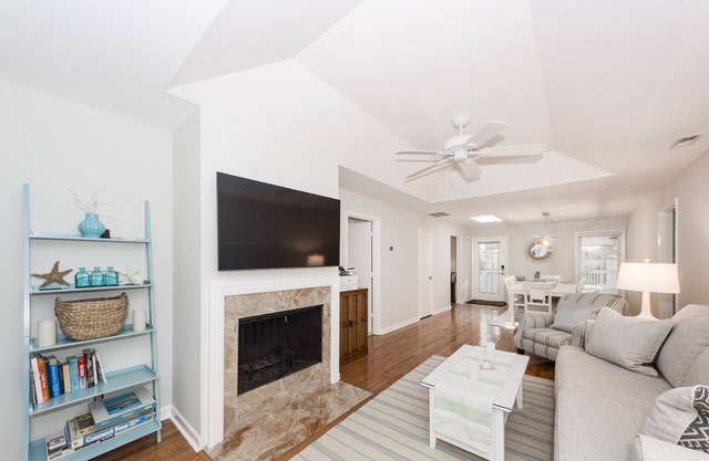 Single Family Renovated Summerwind backs to golf course Amenity card incl.