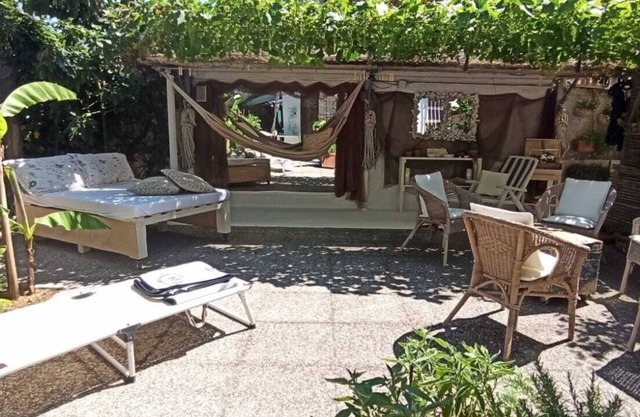 Single cottage with 6 beds and garden (CIN: IT046033C2FHIIU2HV)