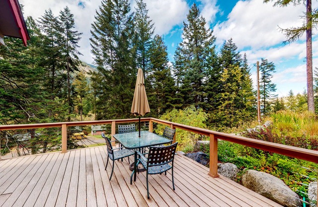 Single-level home with mountain views, private hot tub, fireplace & washer/dryer