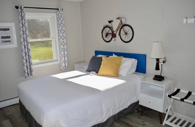 Single Queen Room at the Little Village