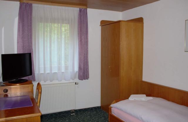 Single room with shower and WC