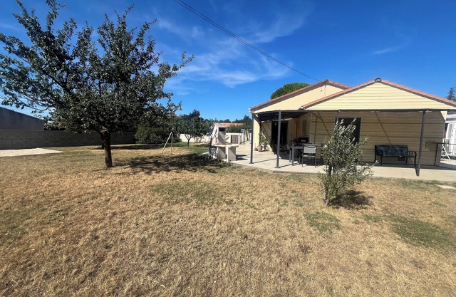 Single-storey house.fenced garden, secure swimming pool, very quiet location