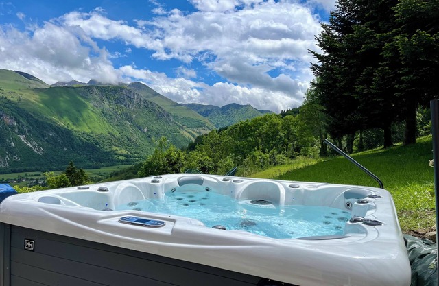 SINGLE-STOREY SHEEPFOLD IN A SMALL MOUNTAIN VILLAGE IN OSSAU WITH JACUZZI
