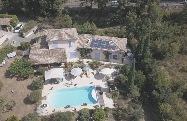 Single storey studio, private swimming pool, secure parking
