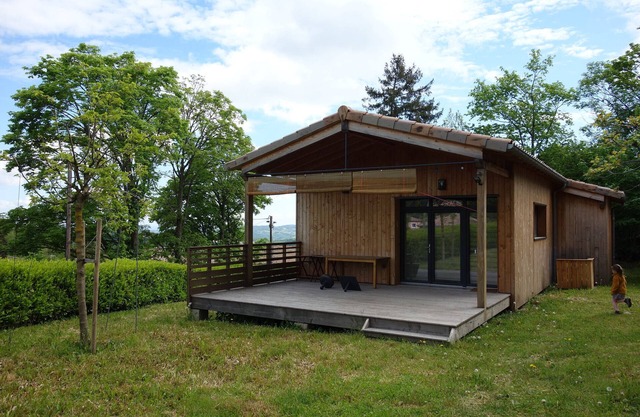 Single-storey wooden country house with garden