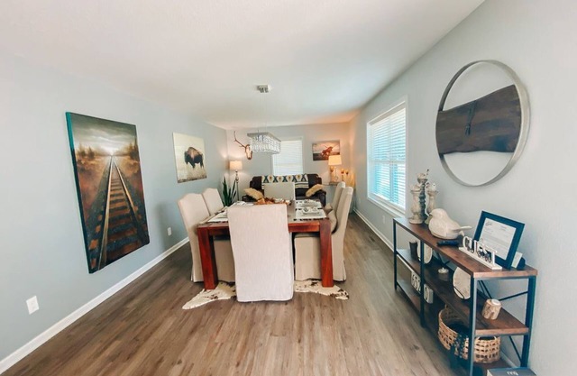 Sisters Four Bed and Bath - Luxury living in a small town atmosphere!